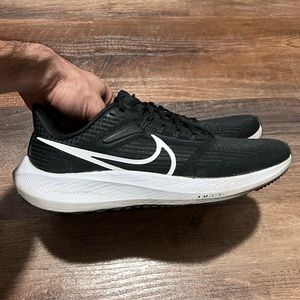 Nike Pegasus 39. Black men’s 8.